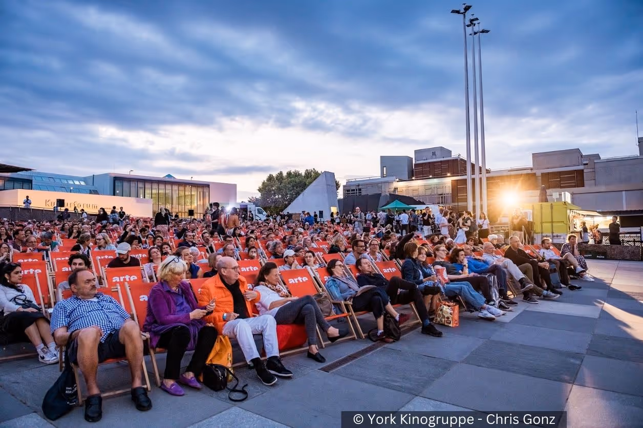 Publikum im Freiluftkino an der Philharmonie