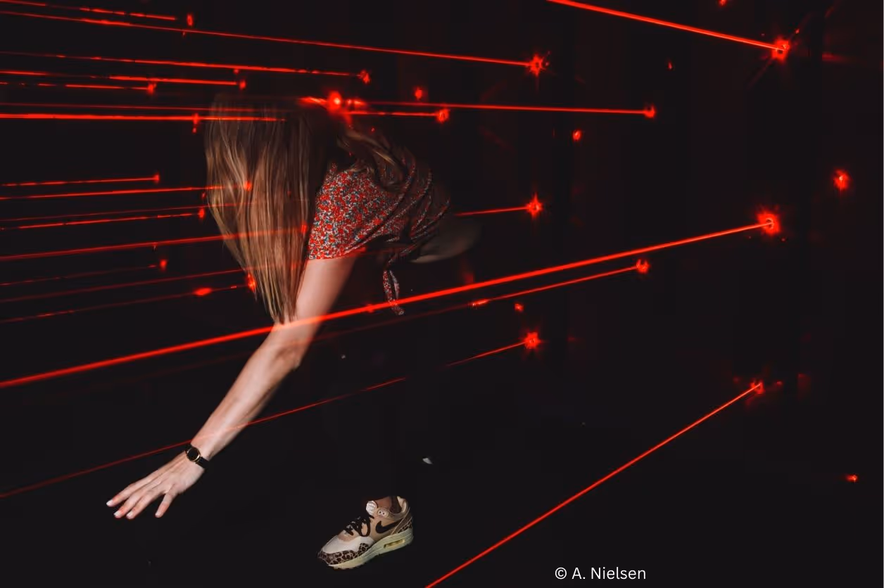 Frau duckt sich in Lasern