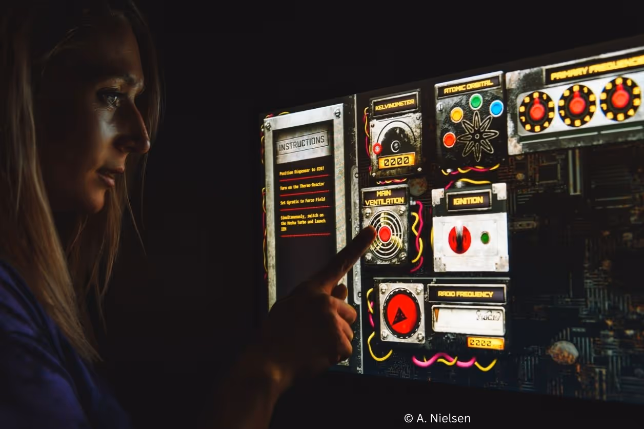 Frau spielt am Spielautomat