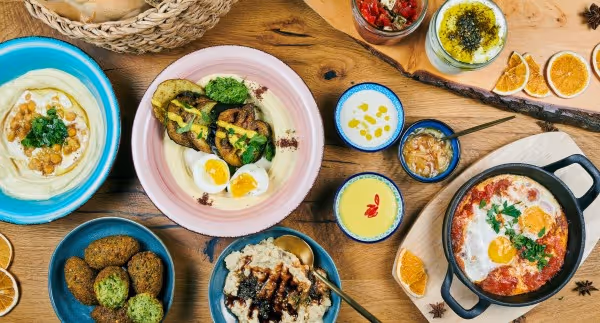Buntes orientalisches Essen auf Tisch vom Restaurant Kanaan