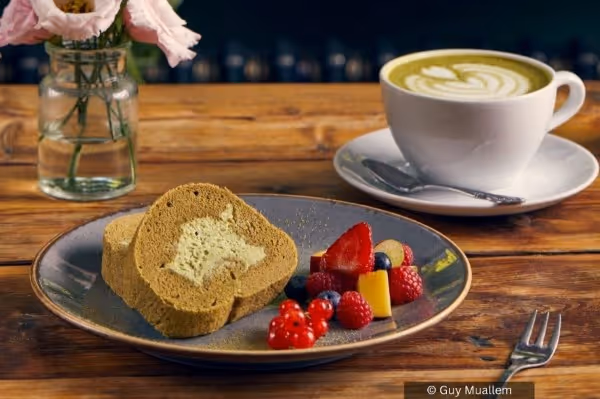 Kuchen und Kaffe auf einem Tisch im Hous of small Wonders