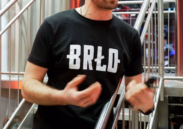 Mann mit scharzem shirt und weisser schrift