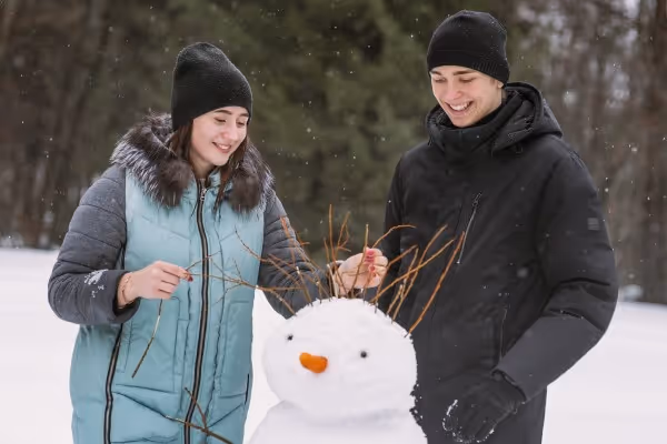 Paar baut Schneemann