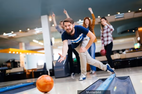 Mann beim Bowling im Strike Lanes