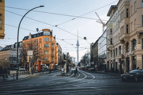 Straße mit Blick auf den Fernsehturm in Berlin