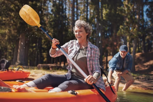 Frau in Kayak auf dem Wasser
