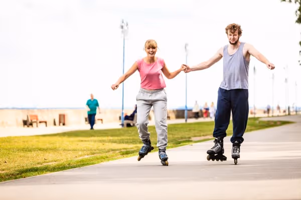 Paar fährt Inline Skating