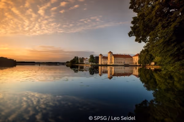 Schloss Rheinsberg hinter einem See