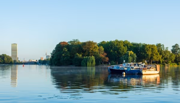 Wasser mit kleiner Insel im Hintergrund
