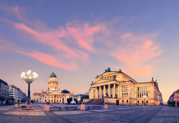 Gendarmenmarkt mit rosa Himmel im Hintergrund