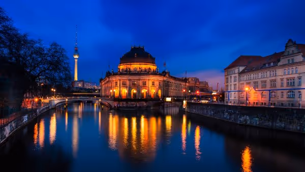 Berlin Dom bei Nacht vom Wasser