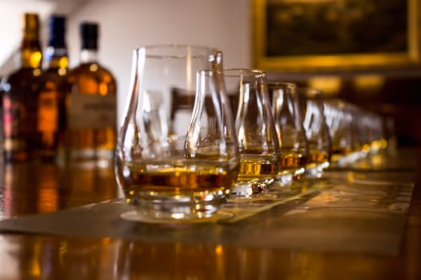 Whiskey Gläser und Flaschen auf Tisch bei einem Whiskey-Tasting