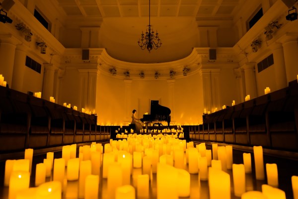 Klavier vor Meer aus Kerzen bei einem Candle Light Konzert