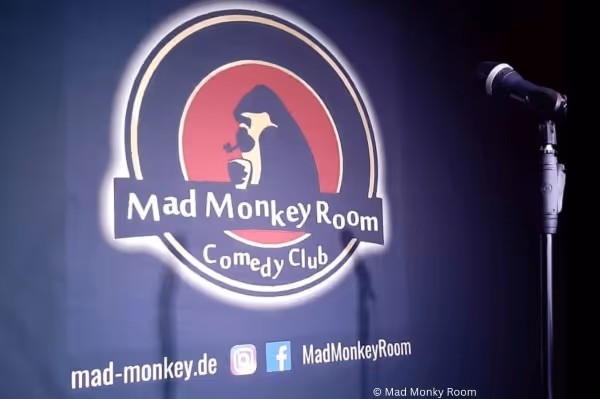 Mad Monkey Room Logo auf Vorhang