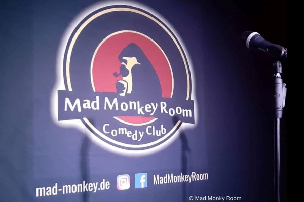 Mad Monkey Room Logo auf Vorhang