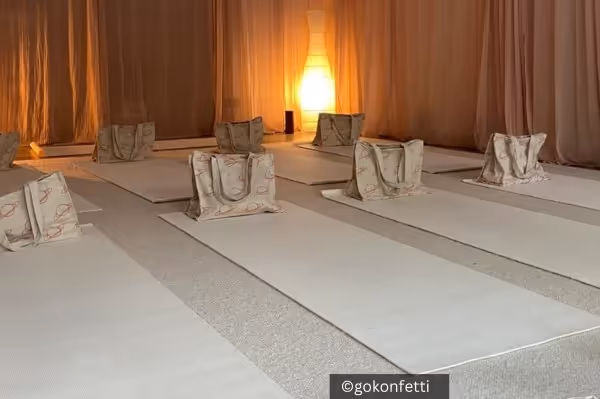 Weiße Matten mit Kissen im NIO House