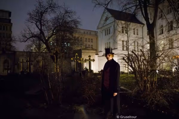 Mann auf Friedhof bei Gruseltour