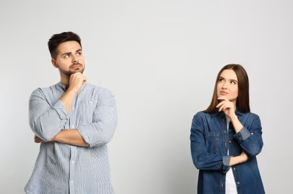 Mann und Frau stehen nachdenklich nebeneinander