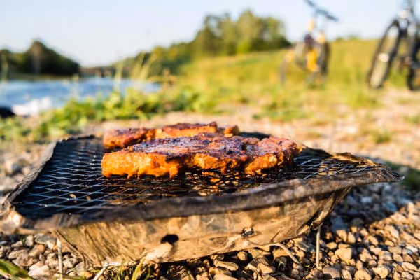 Grillfleisch auf Einweggrill