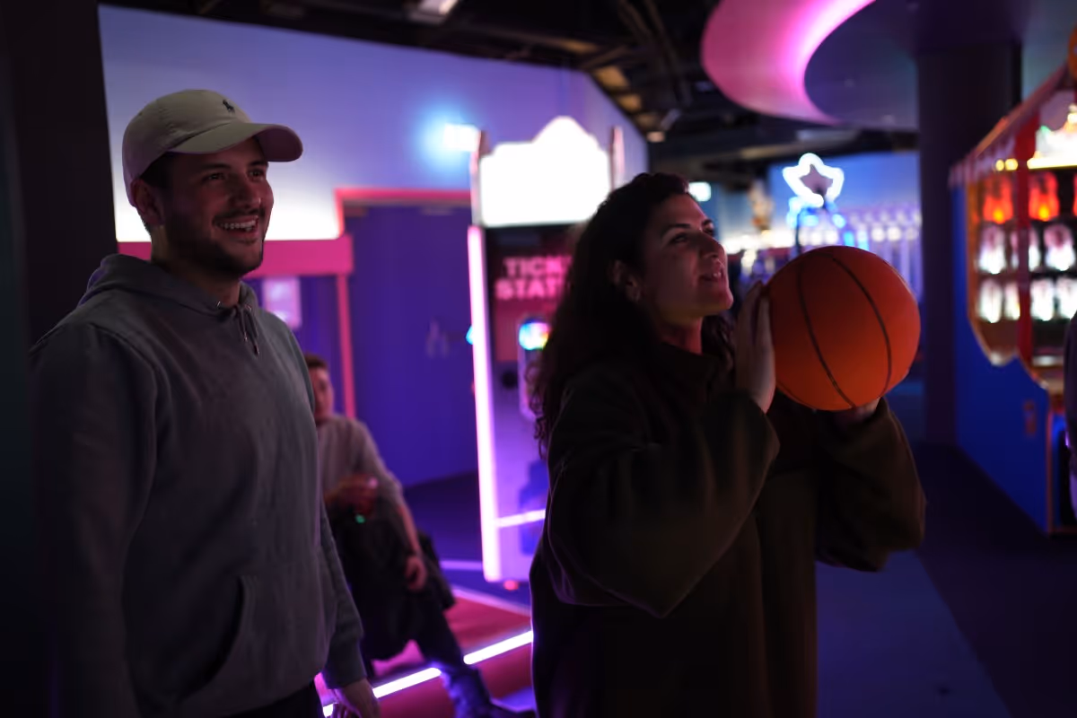junges Paar hat Spaß in Spielhalle