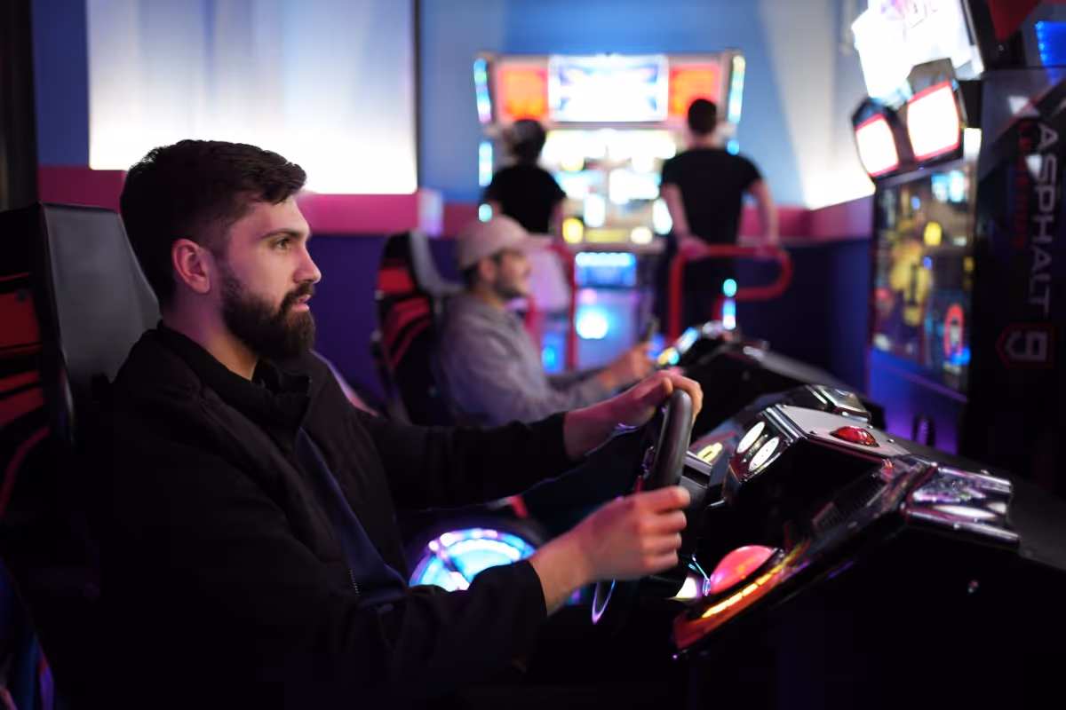 Mann fährt Fahrsimulator