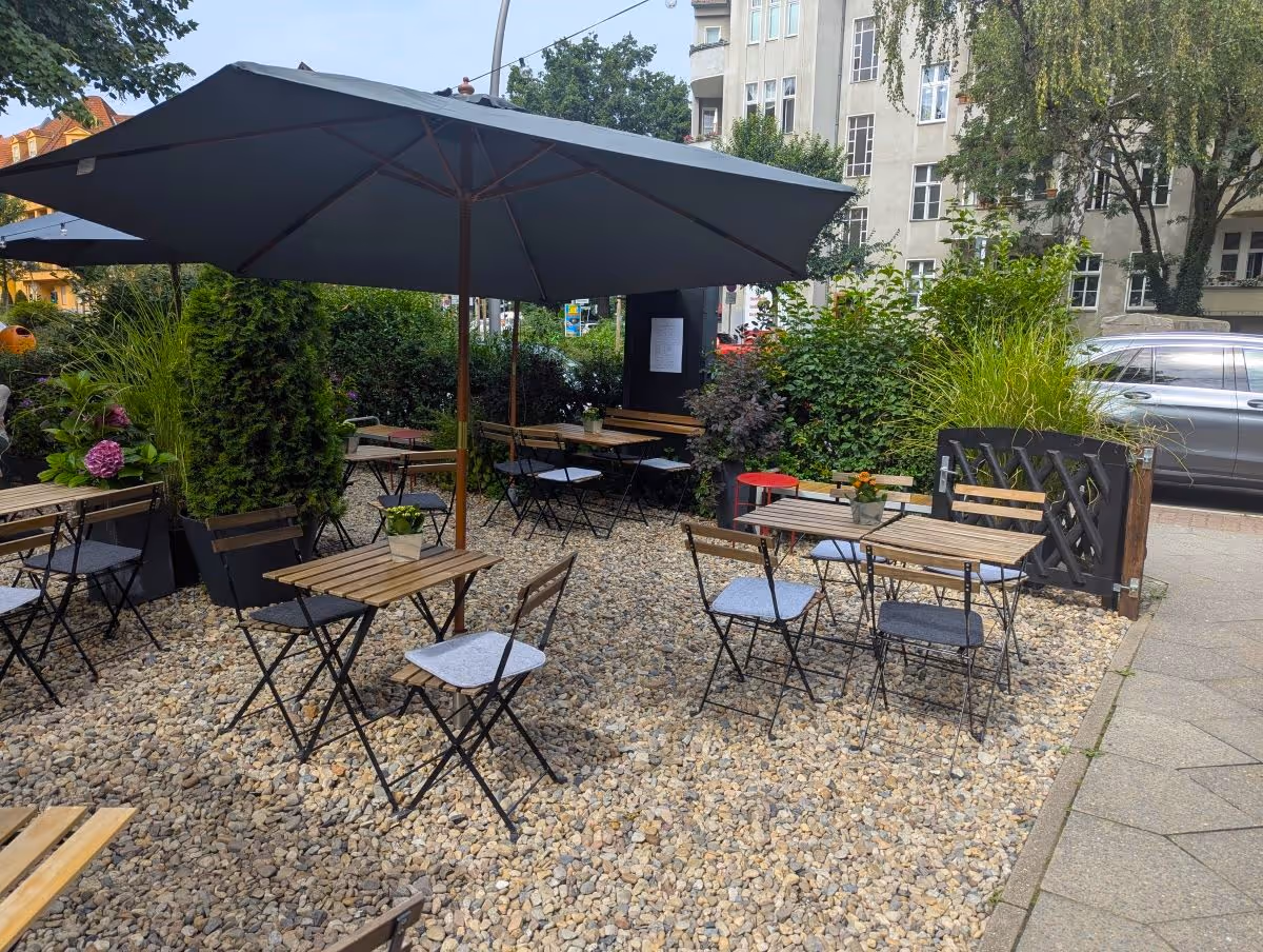Cafe deBatchi Sitzmöglichkeiten draussen