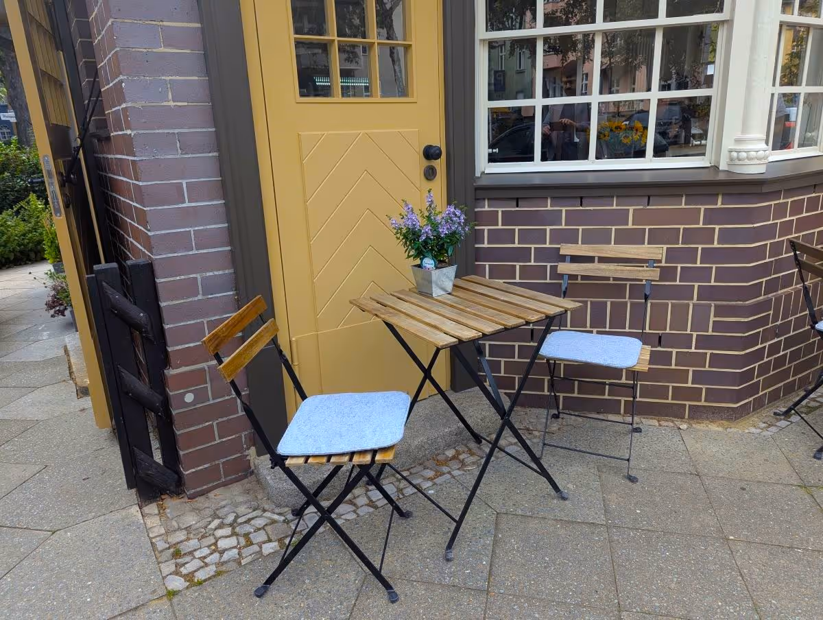 Cafe deBatchi Sitzmöglichkeiten zwei Stühle