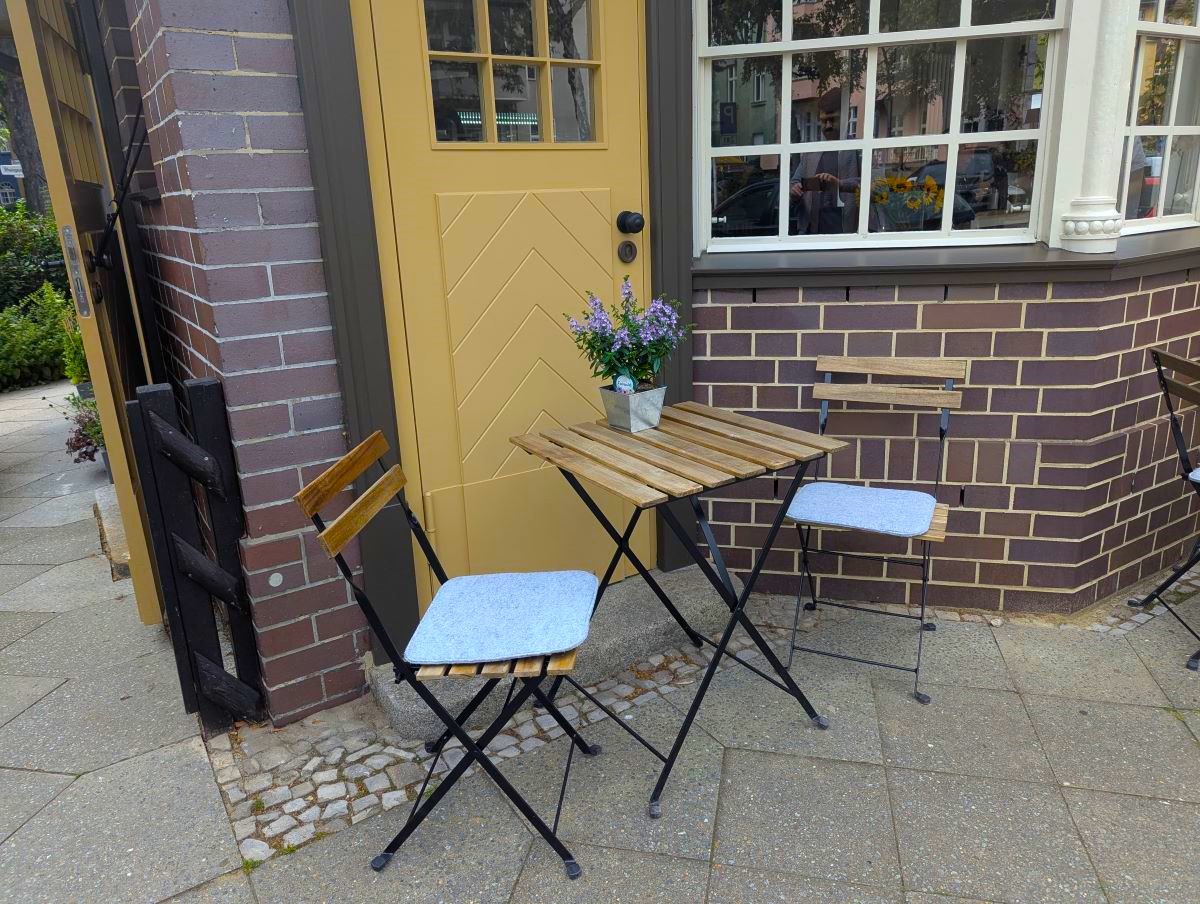 Cafe deBatchi Sitzmöglichkeiten zwei Stühle