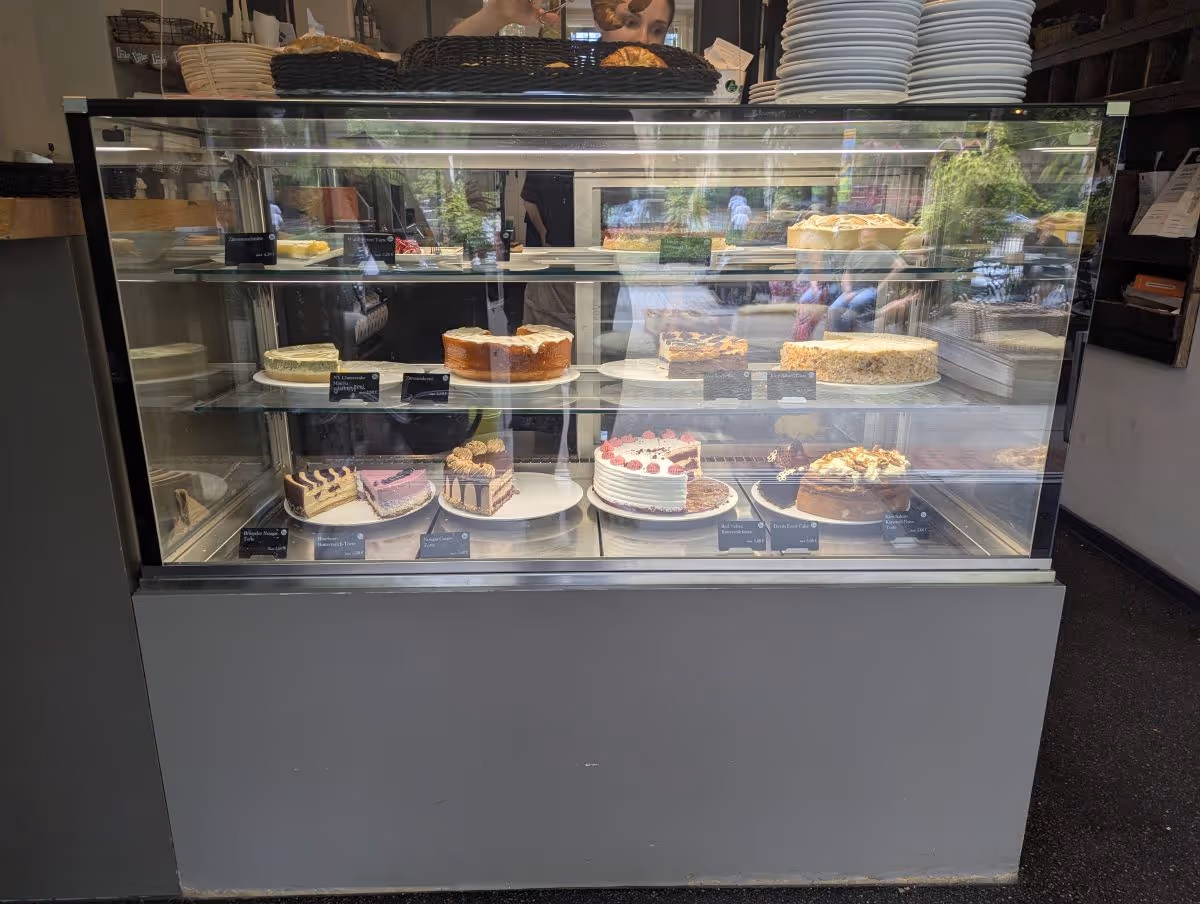 Vitrine mit Kuchen im Frau Lüske