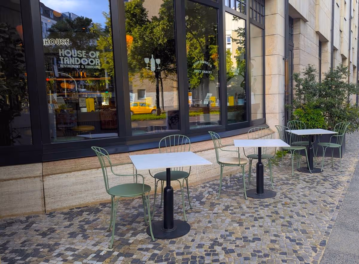 House of Tandoor Sitzmöglichkeiten draußen