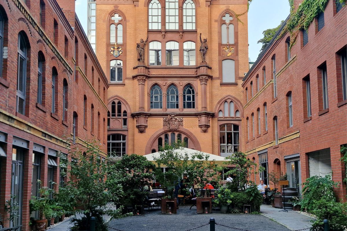 Restaurant Katz Orange Innenhof
