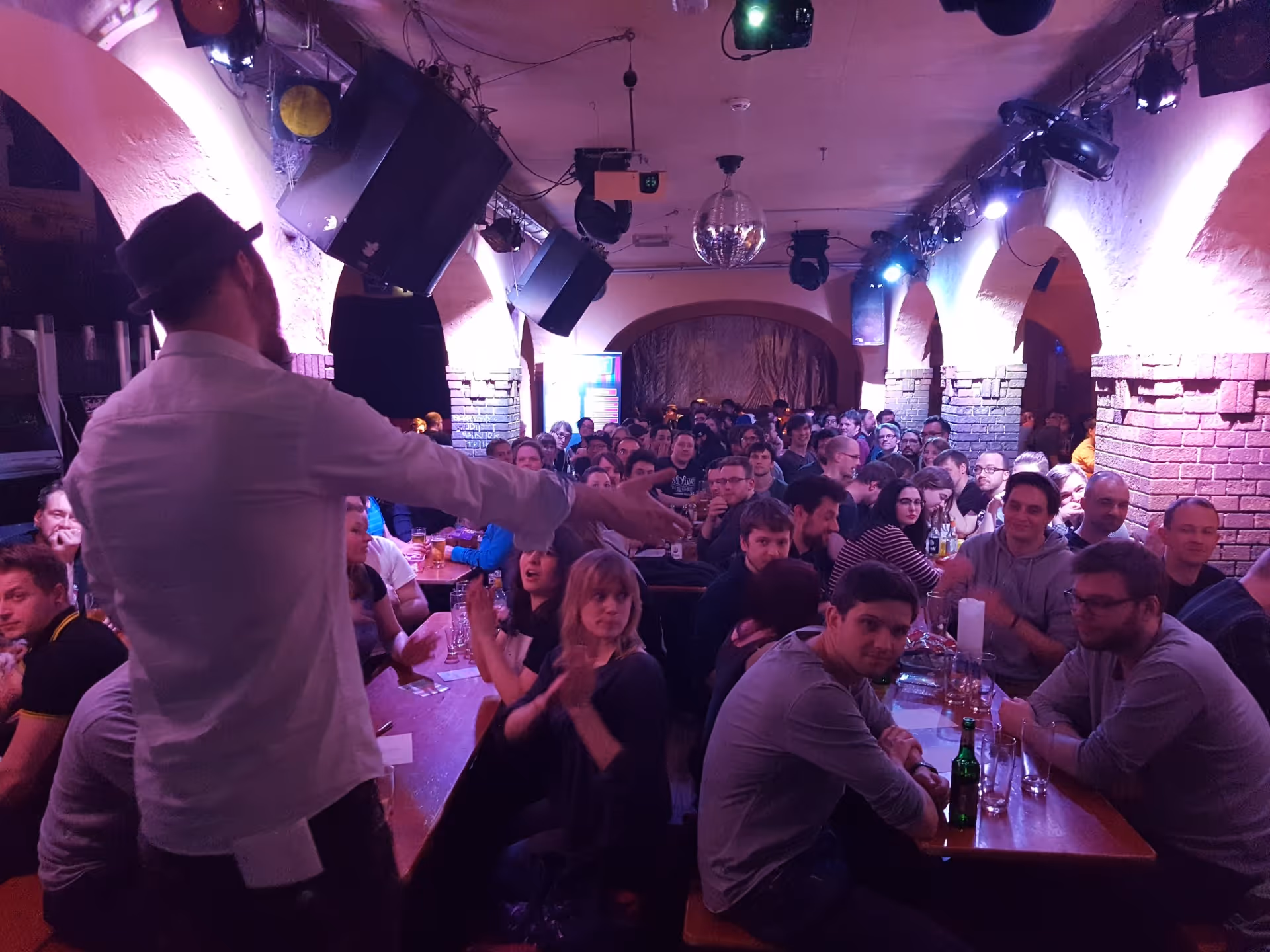 Quiz Master vor Publikum in der alten Kantine