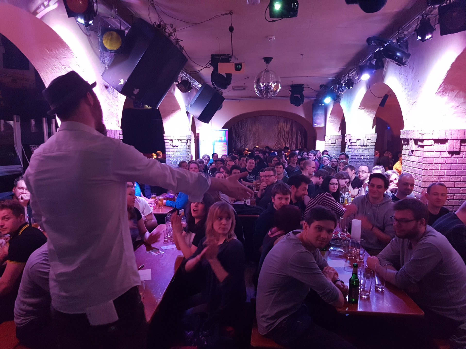 Quiz Master vor Publikum in der alten Kantine