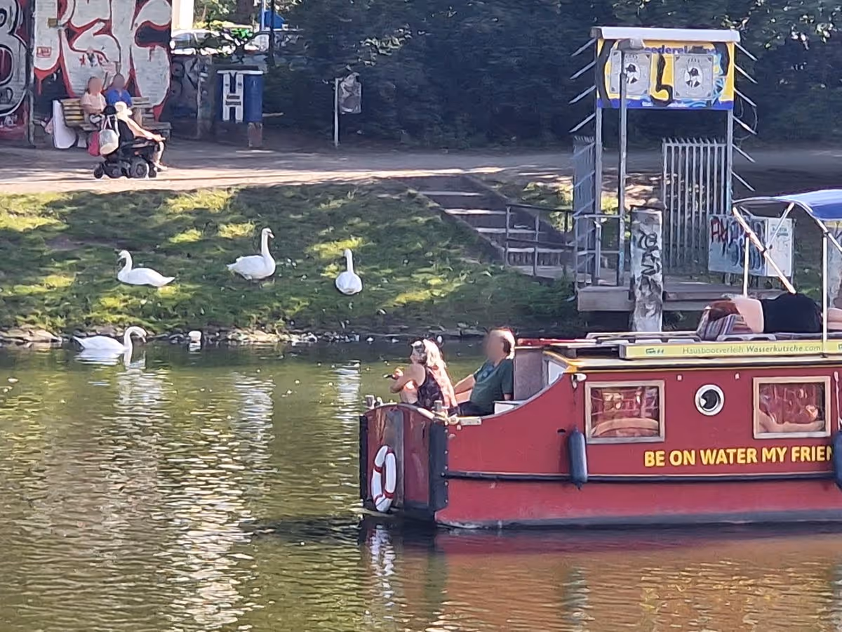 Böcklerpark Schiff fährt auf dem Wasser