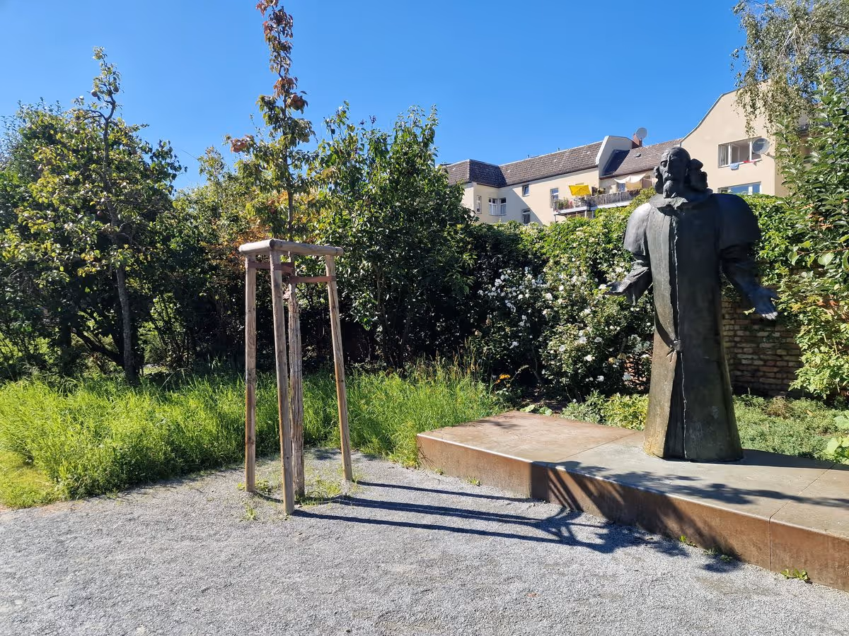 Statue im Comenius Garten  