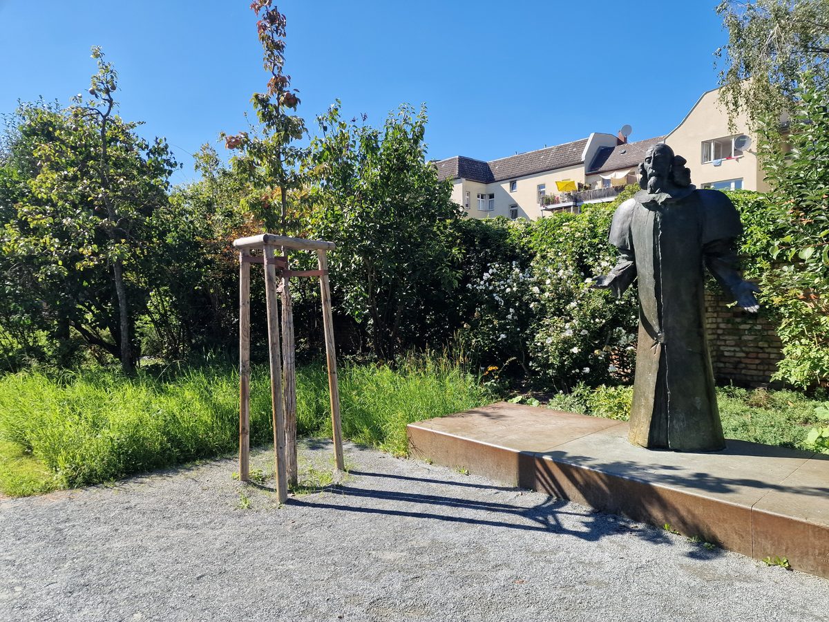 Statue im Comenius Garten  