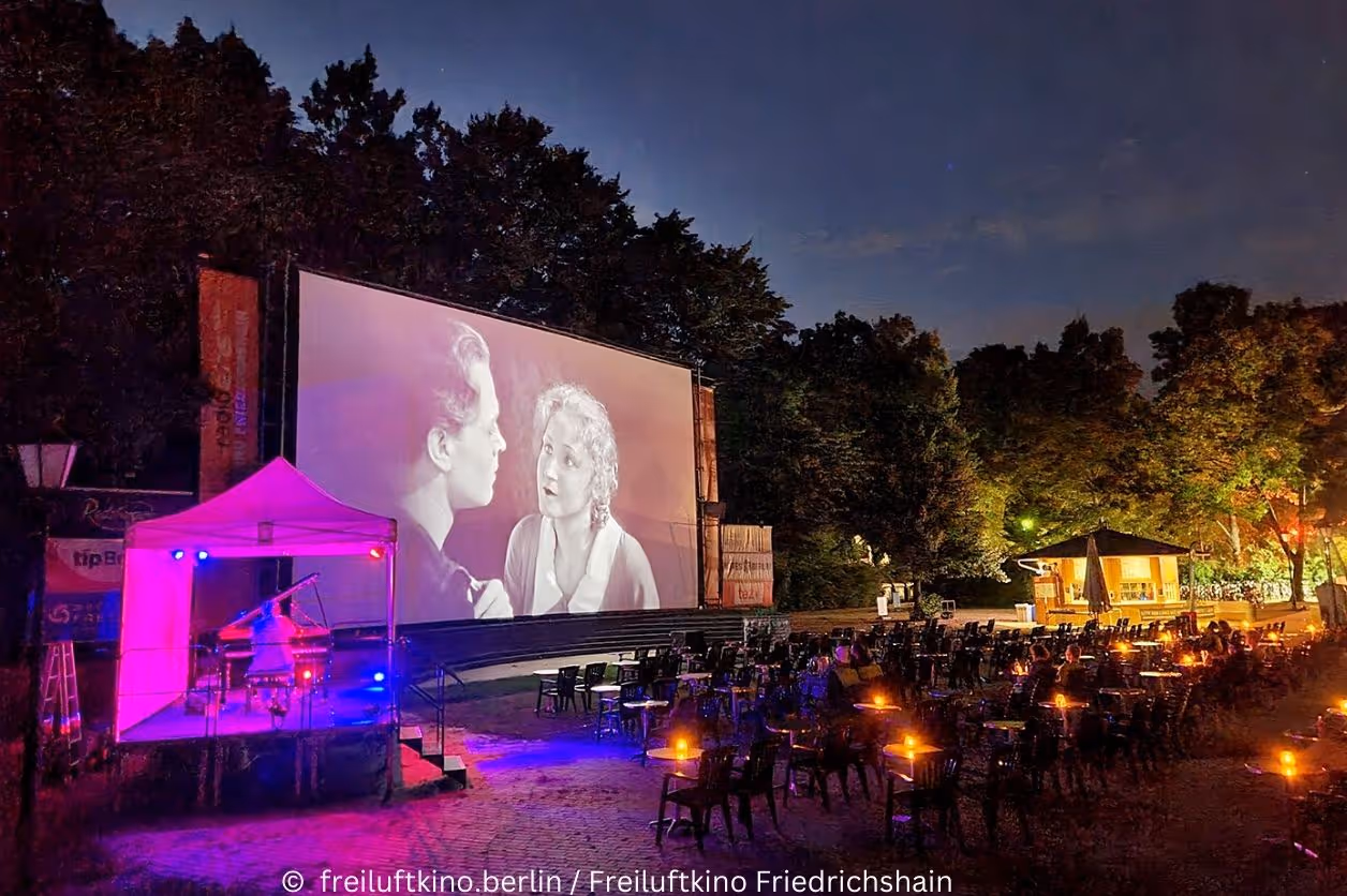 Freiluftkino Friedrichshain in rosa Licht