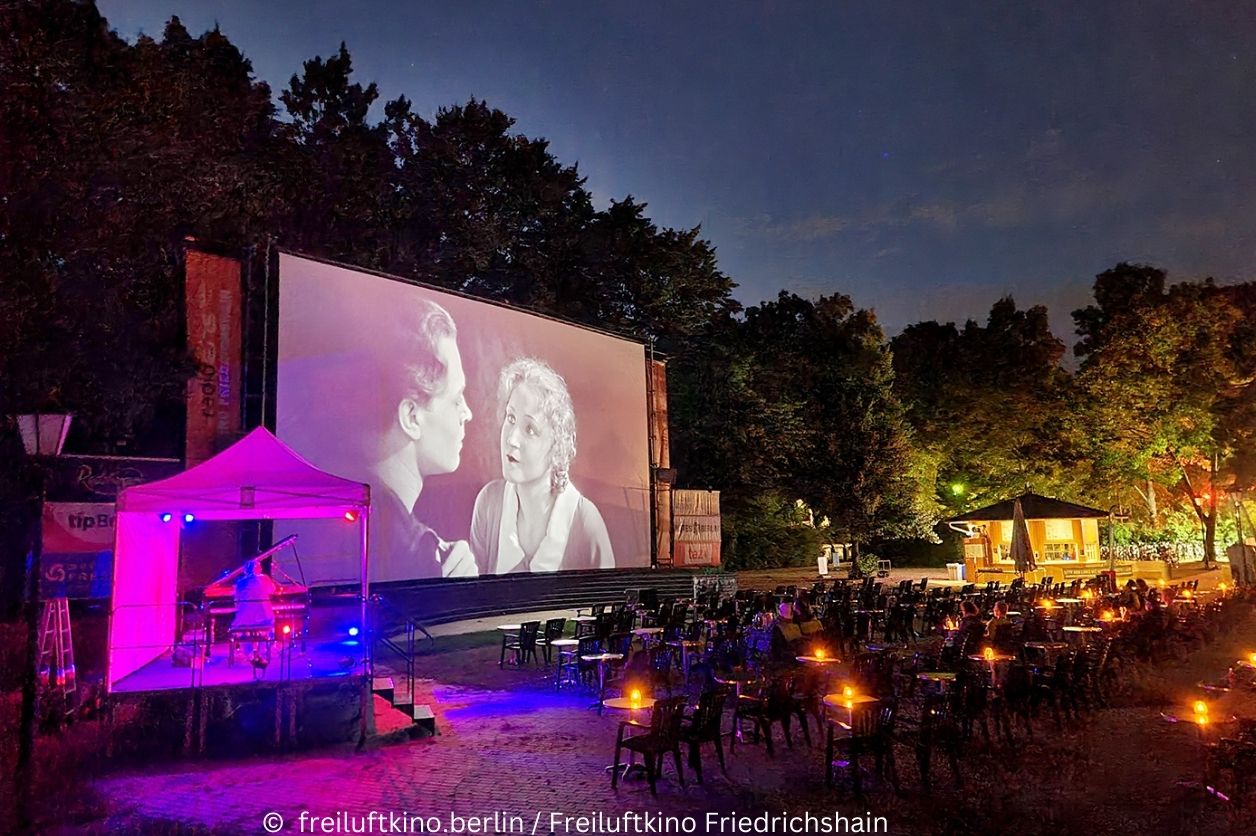 Freiluftkino Friedrichshain in rosa Licht