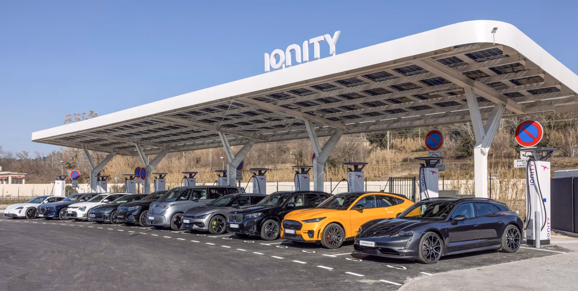 Diez coches eléctricos que se cargan uno al lado del otro en las estaciones IONITY