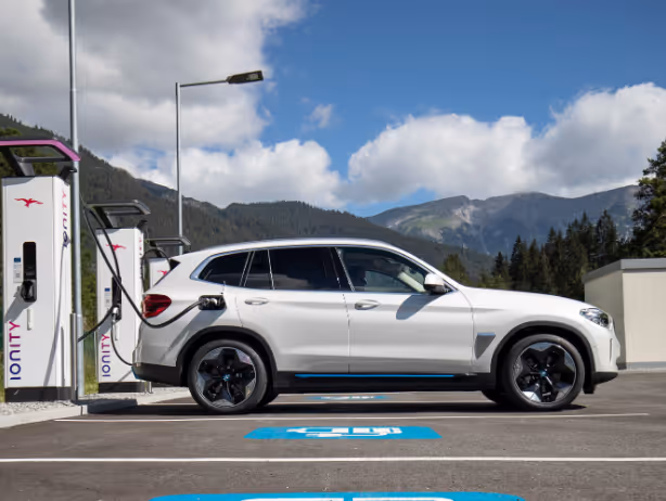 BMW iX3 latauksessa IONITYllä päivällä