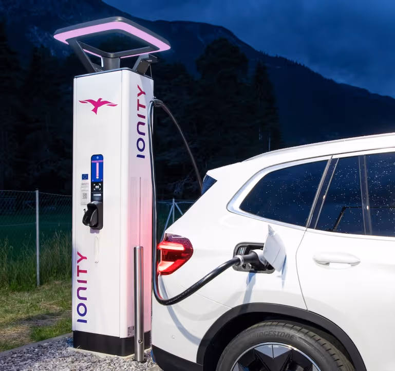 BMW iX3 latauksessa IONITYllä yöllä