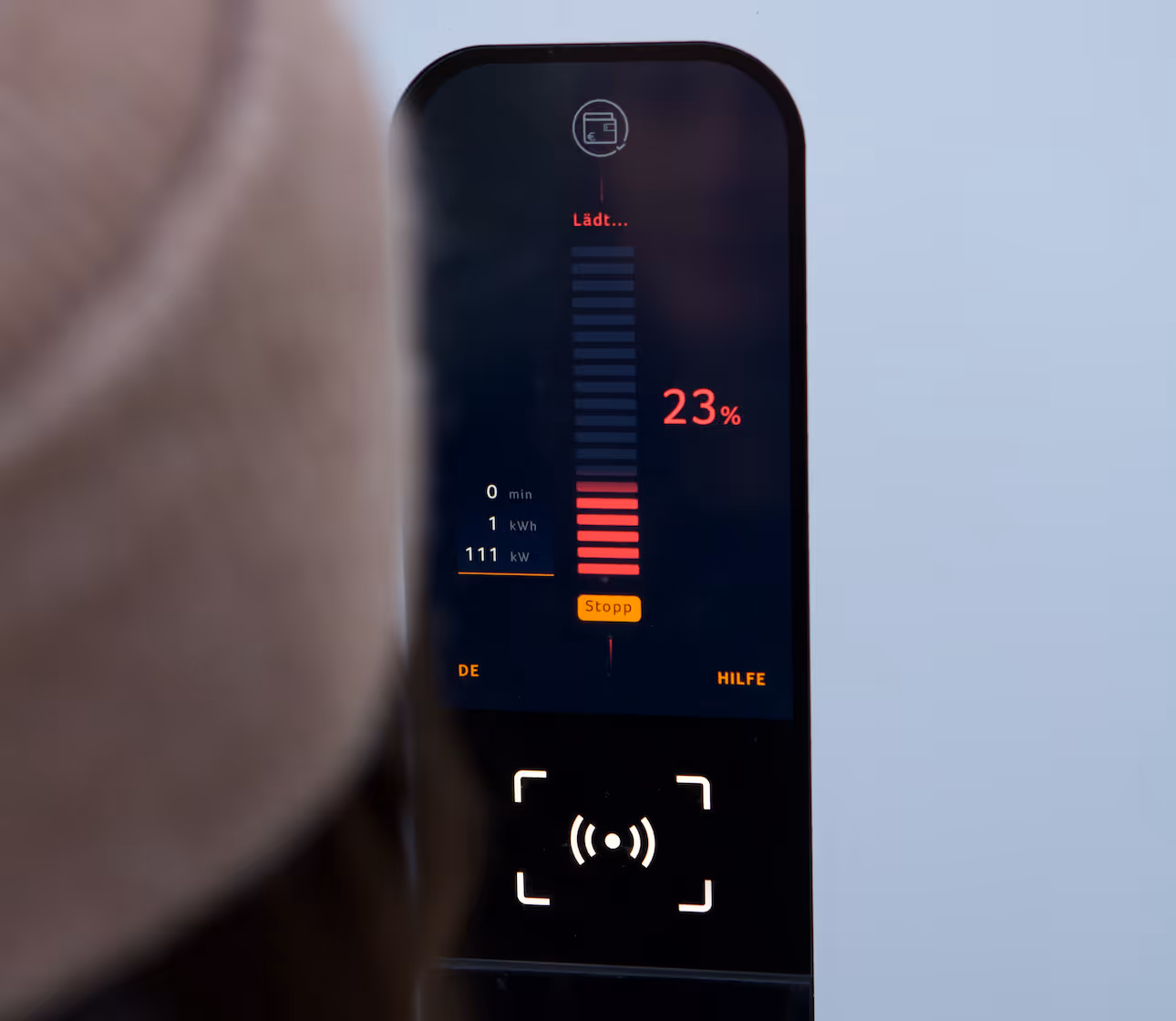 Primer plano de una estación de carga IONITY con pantalla visible