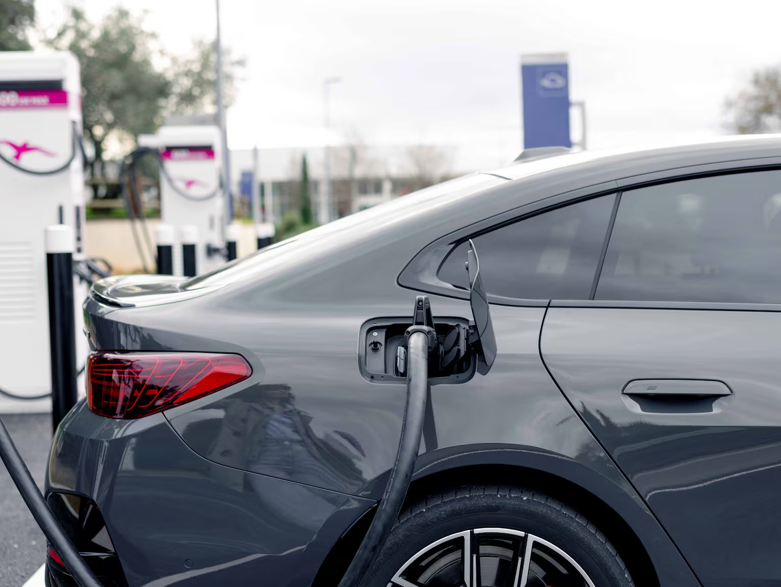 Coup d’accélérateur sur les bornes de recharge électrique