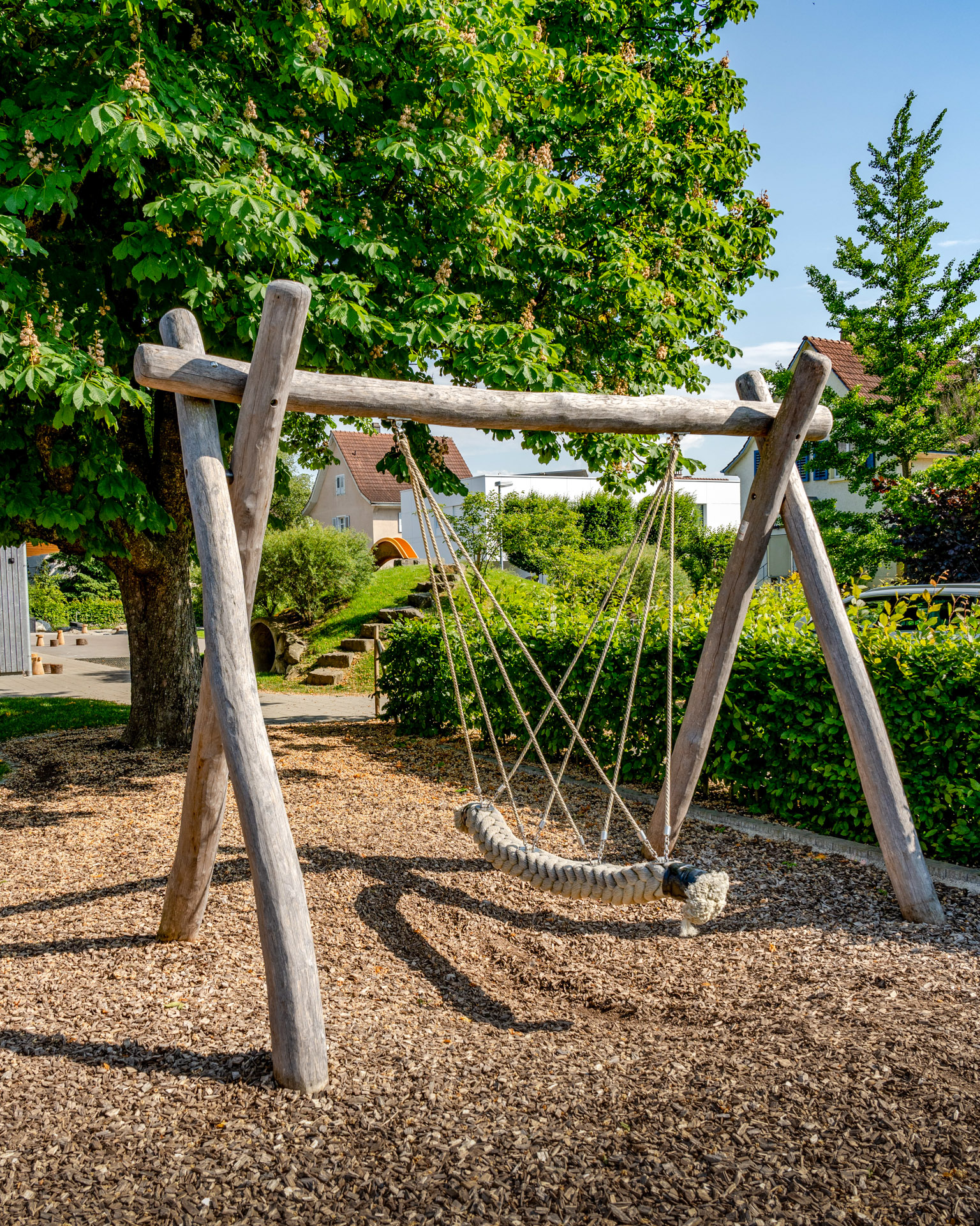 Kindergarten Spielgerät, riesen Schaukel aus Holz mit vielen Bäumen. 