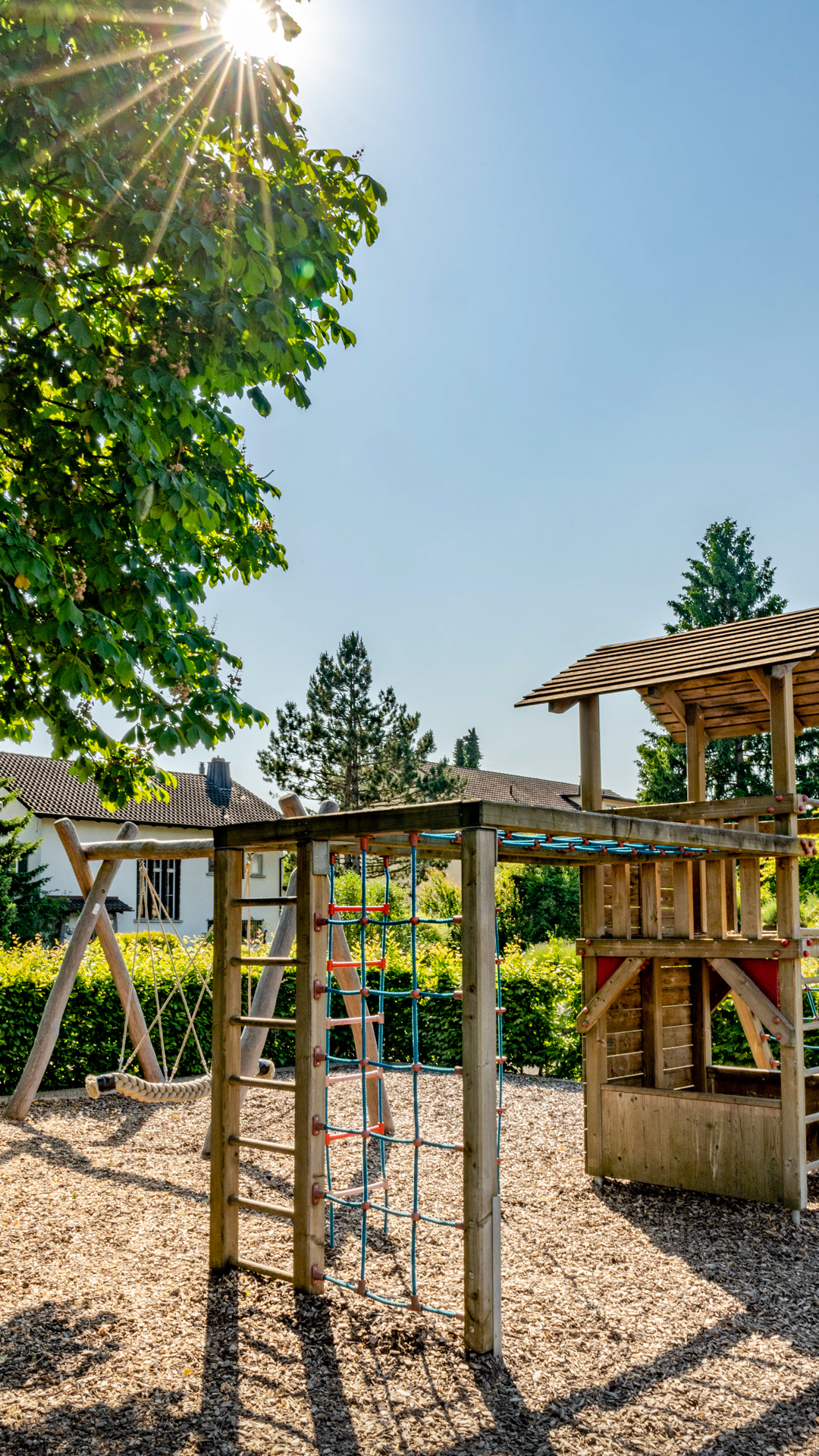 Kindergarten Spielplatz in Weinfelden mit vielen Spielgeräten. 