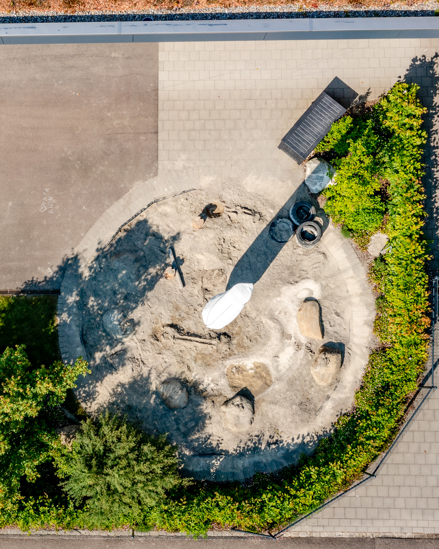 Runder Sandkasten eines Kindergartens in Weinfelden von oben mit der Drohne.