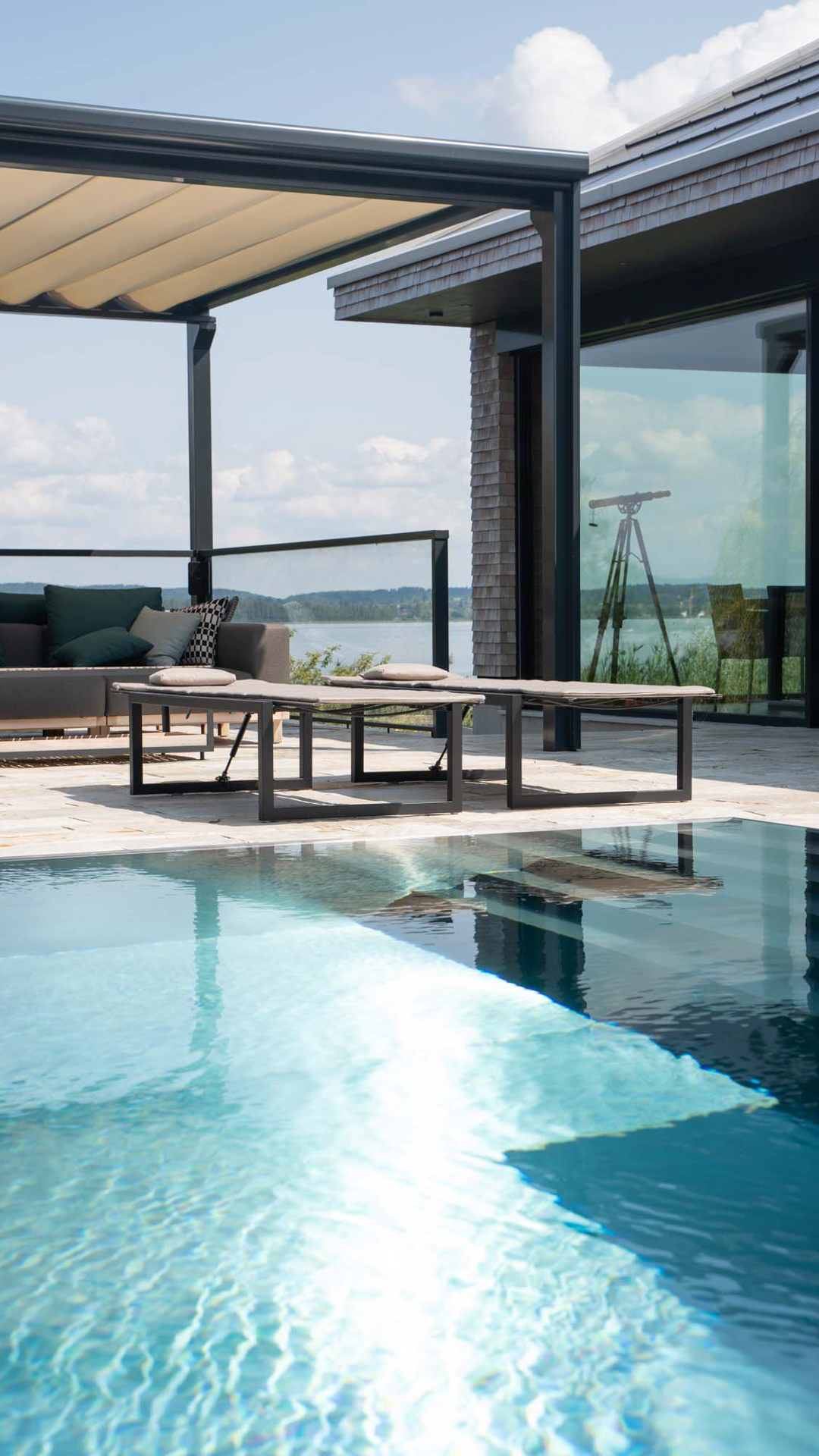 Infinitypool mit Pergola und blick auf den See im Thurgau. 