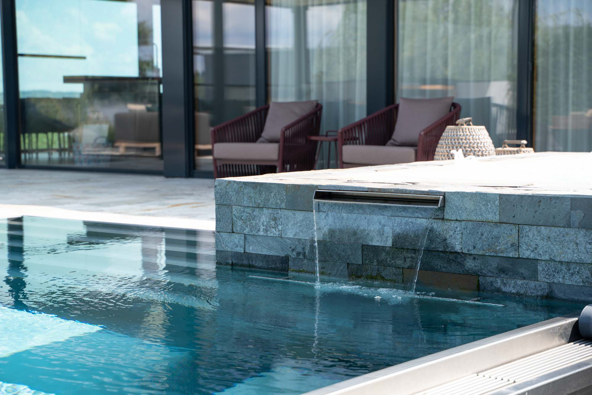 Infinity Pool mit Wasserfall im Thurgau geplant durch Umraum Landschaftsarchitekturbüro. 