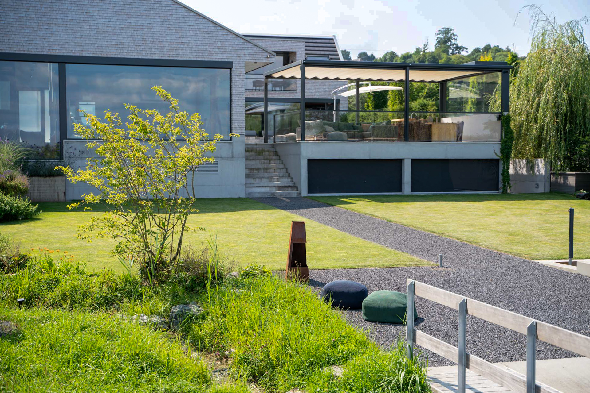 Haus am See mit Bootszugang und Pergola im Thurgau. 
