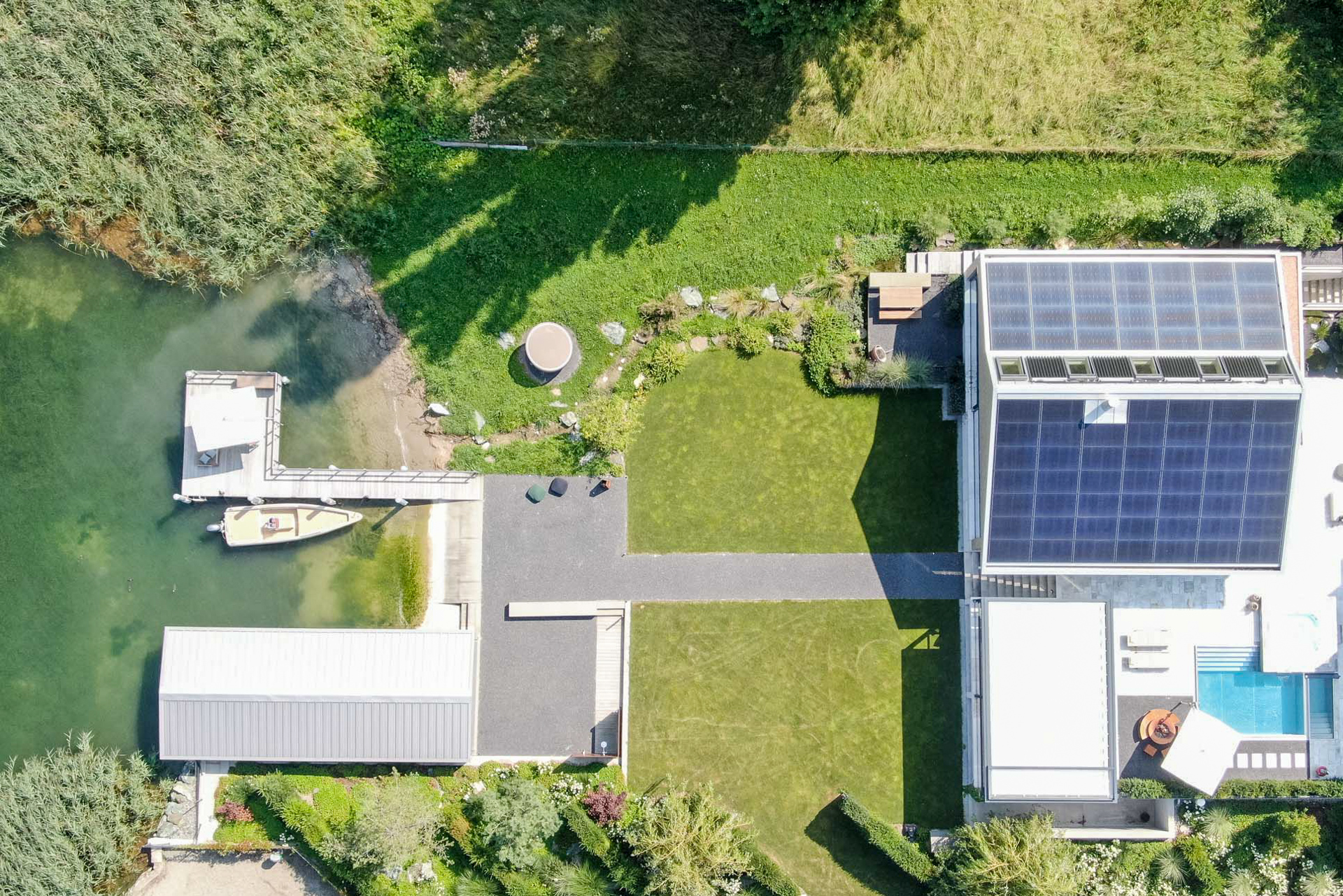Villa am Untersee mit Bootssteg, Infity Pool und wunderschönem Garten geplant durch Umraum. 